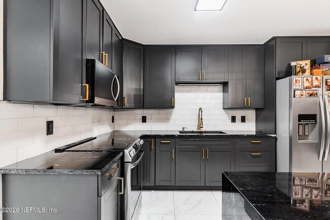 Building Photo - 8880 Old Kings Rd S