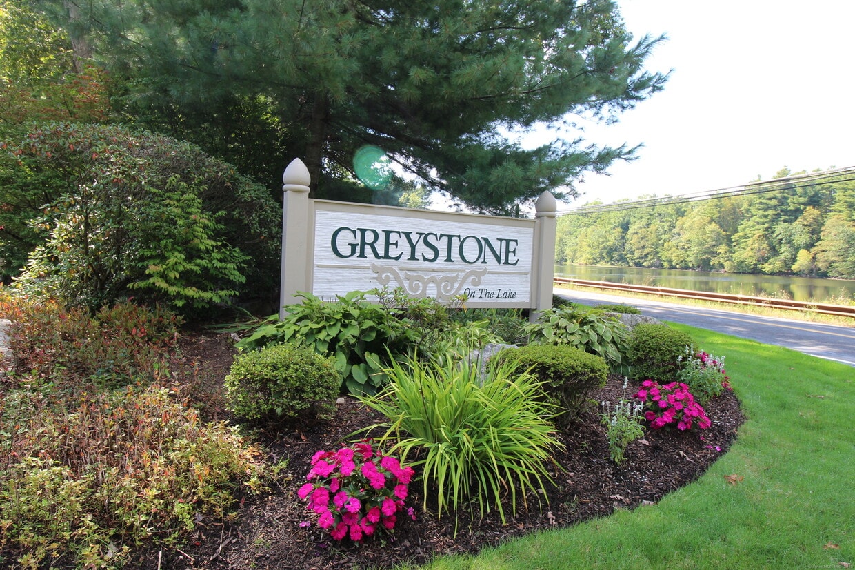 Primary Photo - 42 Greystone