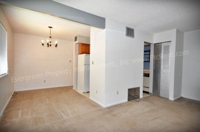 Building Photo - Condo Located Minutes Away from CSU!