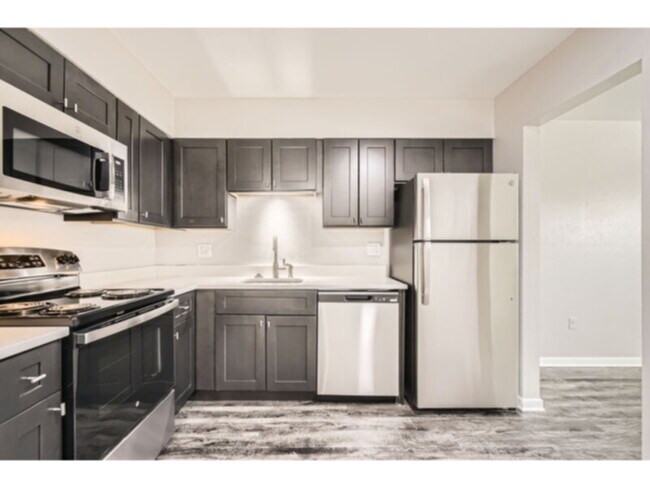 Building Photo - 1 bedroom 1 bath apartment! On the bus line!