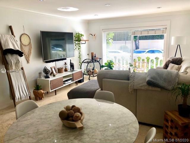Living room - 100 Edgewater Dr