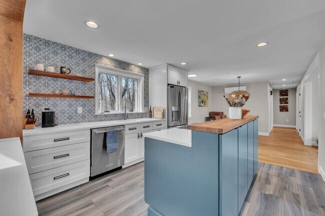 Foto del edificio - 5 Meadow Ln
