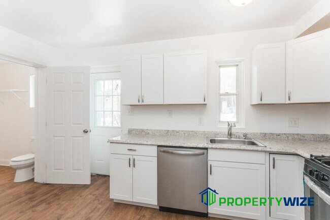 Foto del edificio - 2702 Woodview Rd