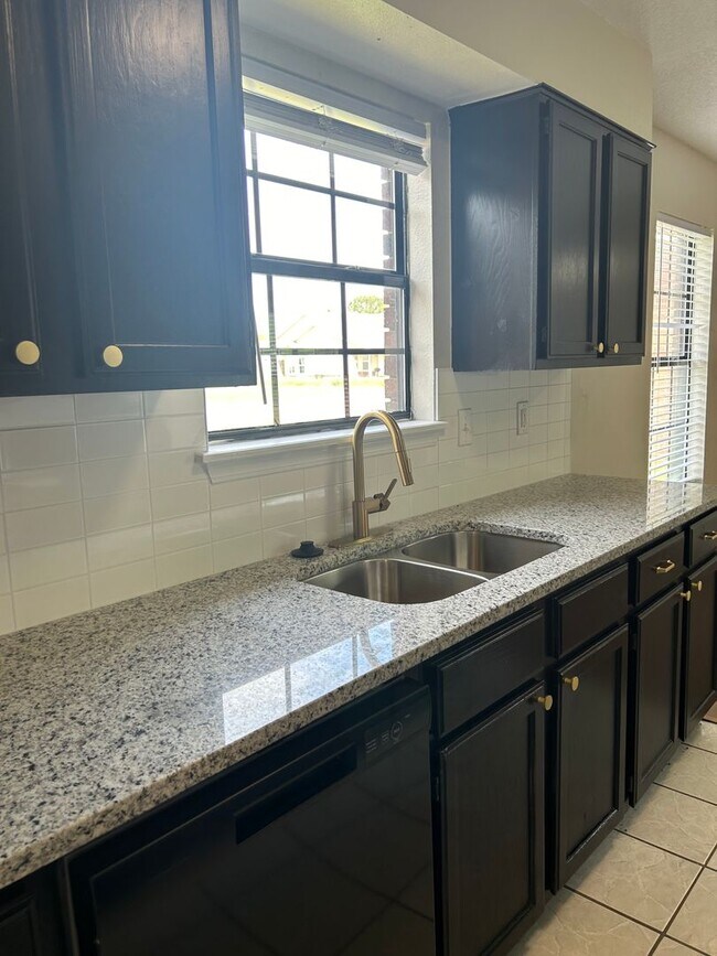 Foto del edificio - 639-641 E 1st St