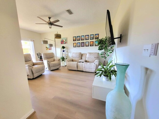 Foto del edificio - 5260 Collins Rd