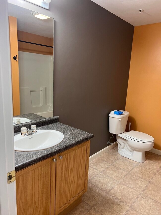 Building Photo - 18 Crestview Cir