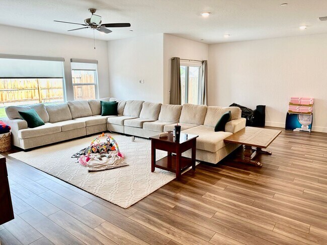 Foto del edificio - 3 br, 2 bath House - 5853 E Truman Ave