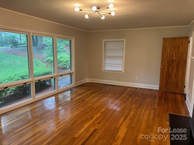Building Photo - 207 Oak Dr