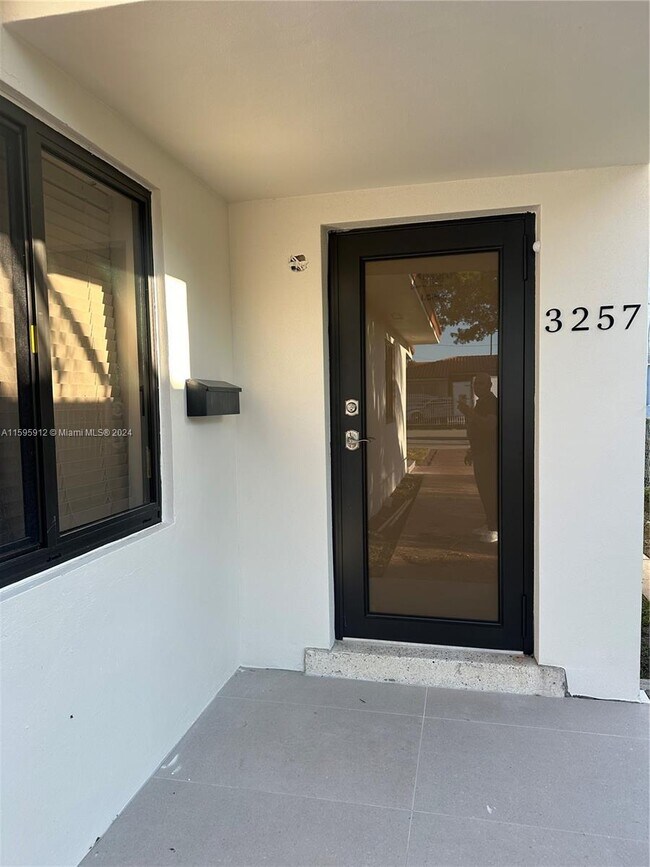 Building Photo - 3257 SW 26th St