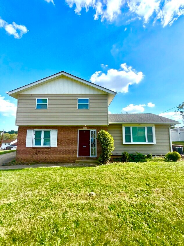 Foto principal - 3211 St Lukes Ln