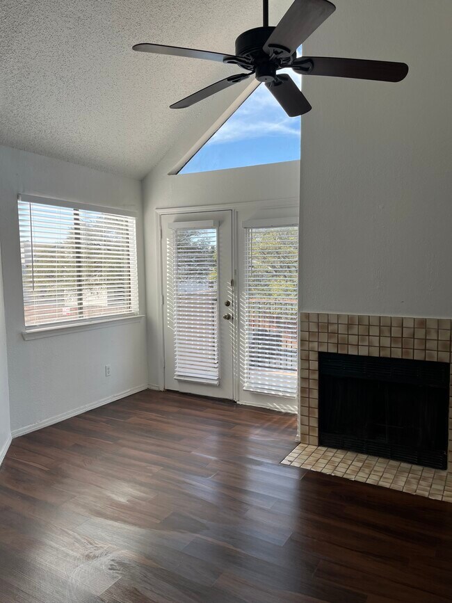 Foto del edificio - 9839 Walnut St