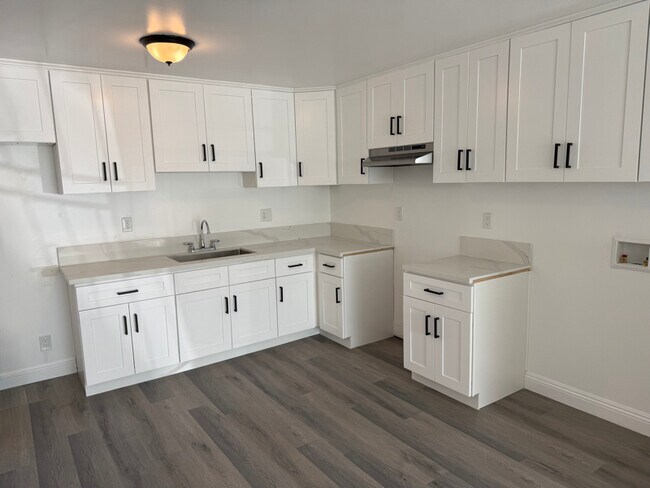 Building Photo - 3275 Saturn Ave