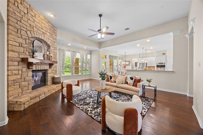 Foto del edificio - 1303 Quiet Creek Dr