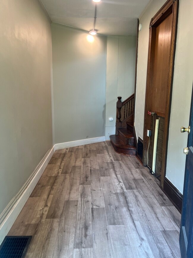 Building Photo - 118 E Chemung Pl