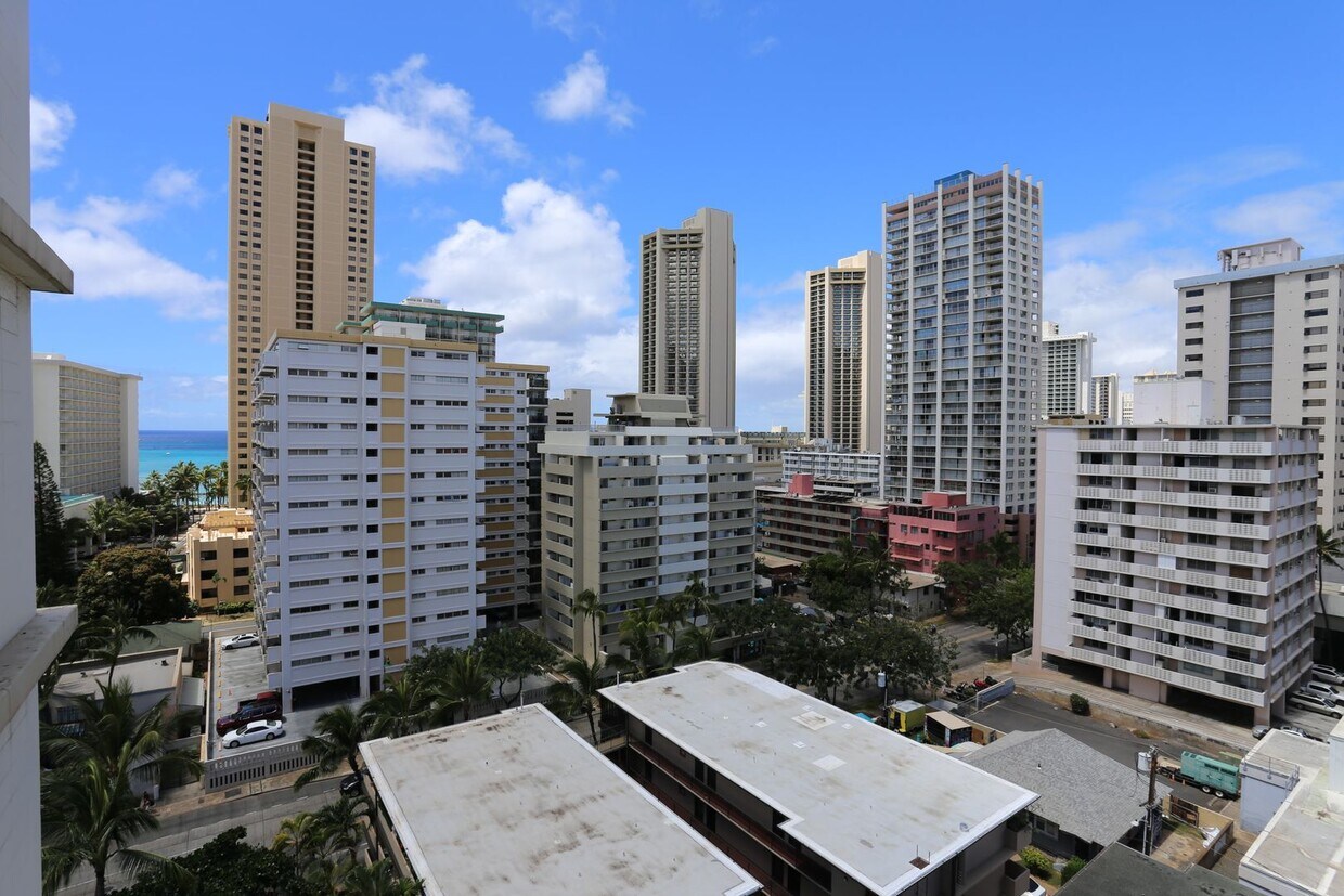 Foto principal - Liliuokalani Plaza – 2 bedroom, 2 bath wit...