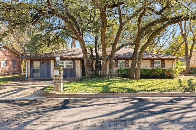 Foto del edificio - 8806 Fox Hollow Dr