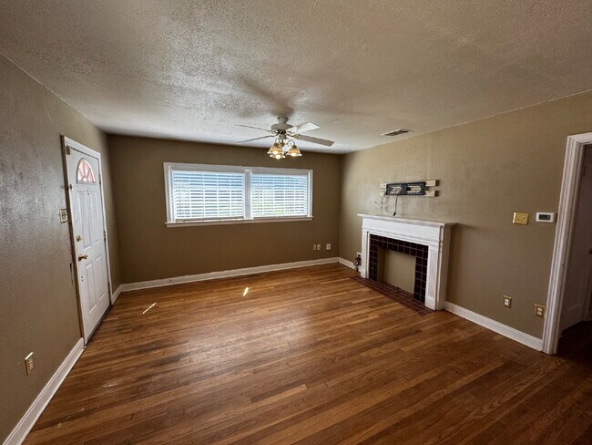 Building Photo - Amazing home in Tech Terrace
