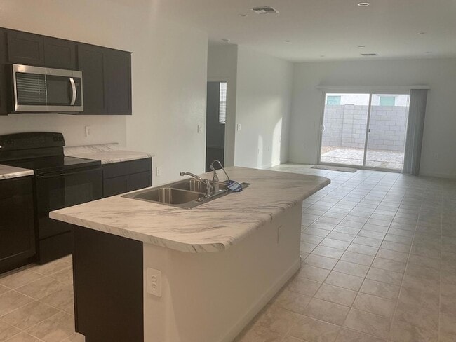 Foto del edificio - 3375 W Stanton Ave