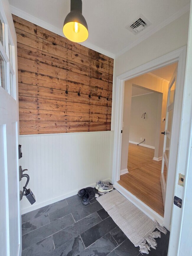 Building Photo - Beautifully updated, ranch style single fa...