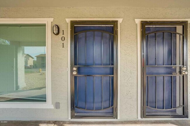 Building Photo - 318 E Vine Cir