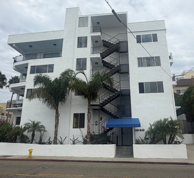 Exterior del edificio recién pintado desde la Vía Apia. - 1649 Appian Way