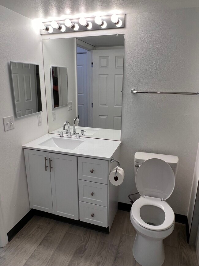 Baño nuevo - 2575 S Syracuse Way