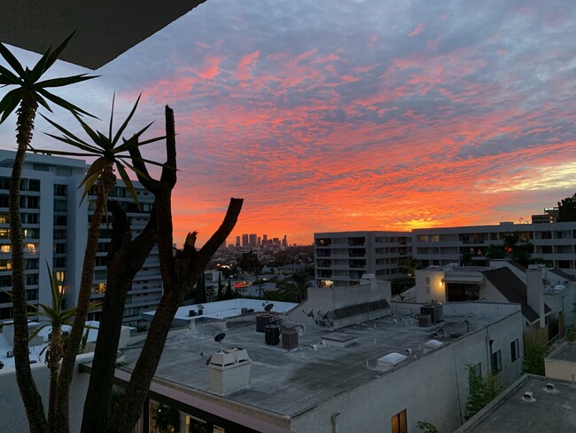 Foto del edificio - 1155 N La Cienega Blvd