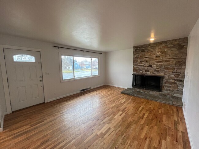 Foto del edificio - Spacious 4 Bedroom, 2 Bathroom Home on the...