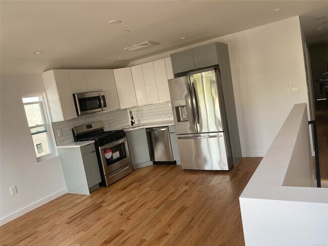 Building Photo - 108-16 Pinegrove St