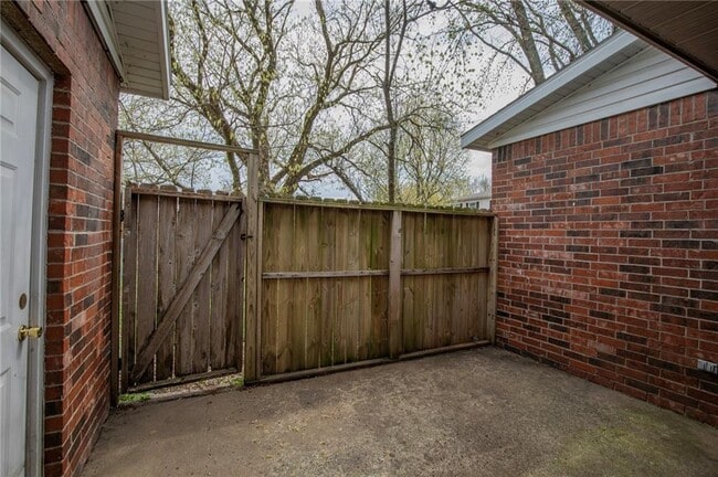 Building Photo - 1404 Camellia Dr