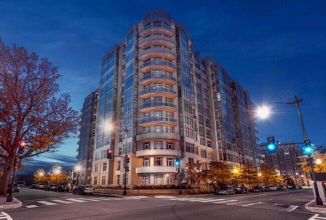 Foto del edificio - Incredible 2BR/2BA Condo With Parking Bloc...