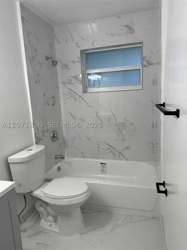 Building Photo - 15941 NE 18th Ct