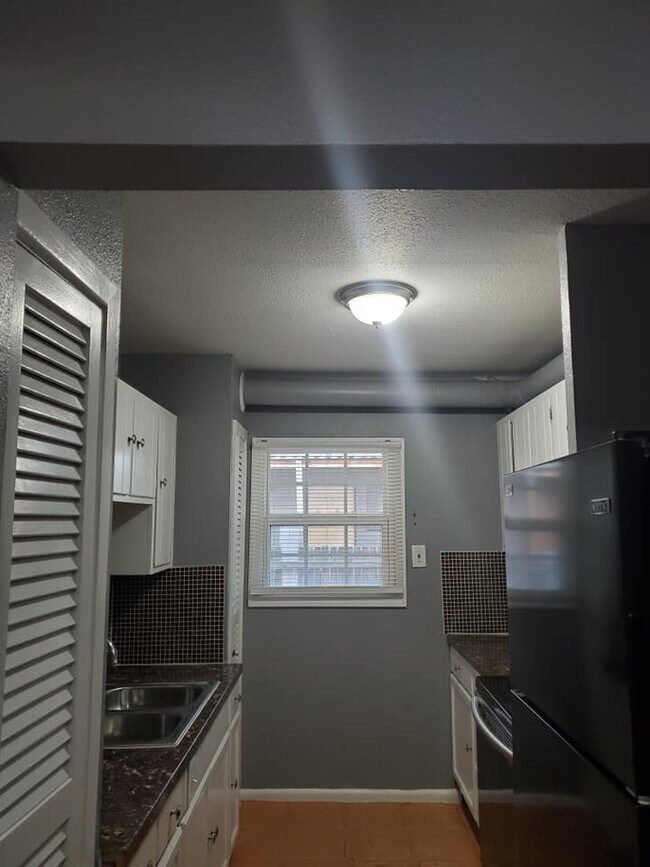 kitchen - 503 W Estes Ave
