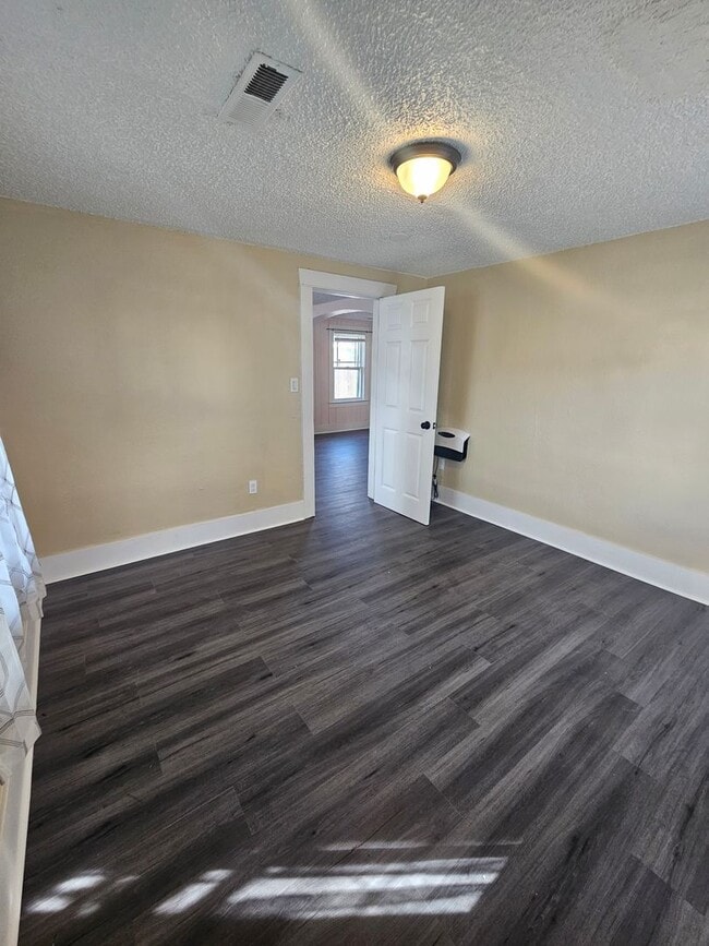 Building Photo - Newly Remodeled 2 Bedroom Home!