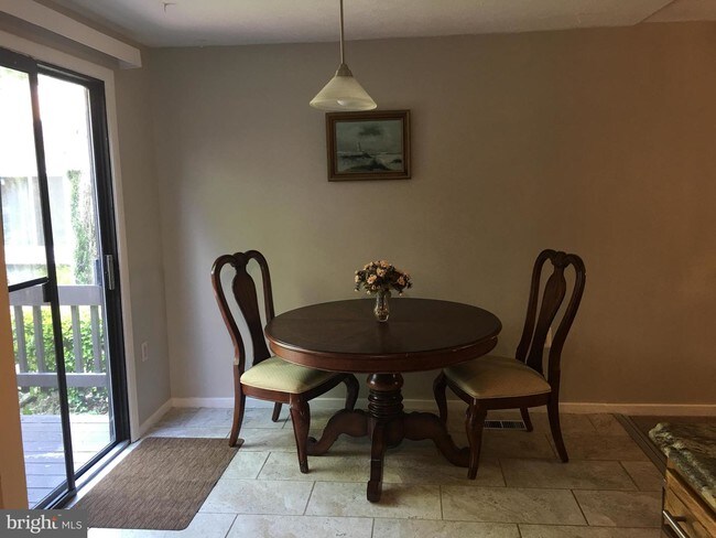Building Photo - 2233 Sanibel Dr