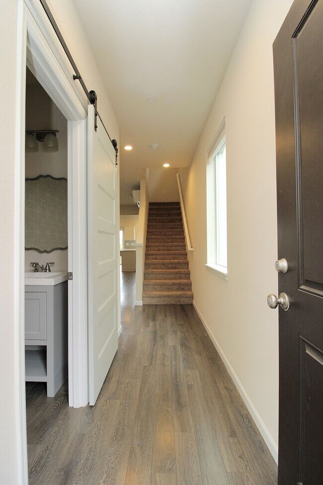 Building Photo - 3 Bedroom Luxury Townhouse in Beautiful Happy Valley