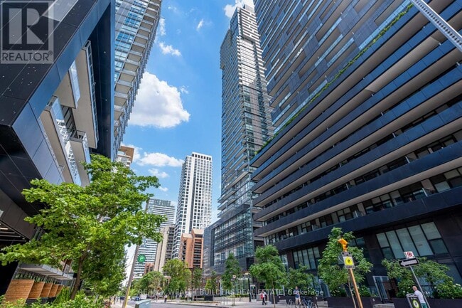 Building Photo - 39 Roehampton Ave