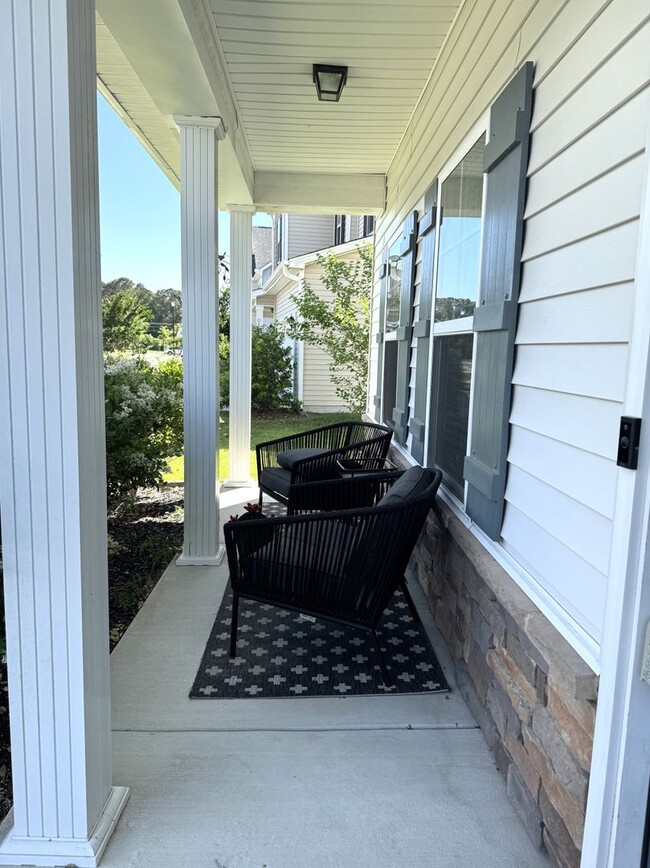 Building Photo - Beautiful home! Minutes to Surf City!