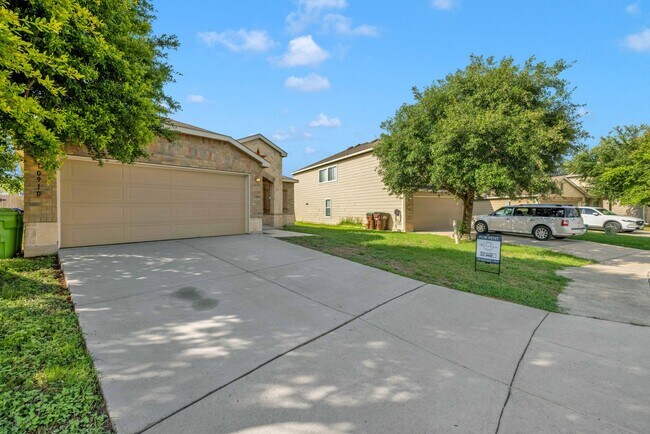 Foto del edificio - GORGEOUS 1 STORY HOME IN THE FAR NW SIDE AREA