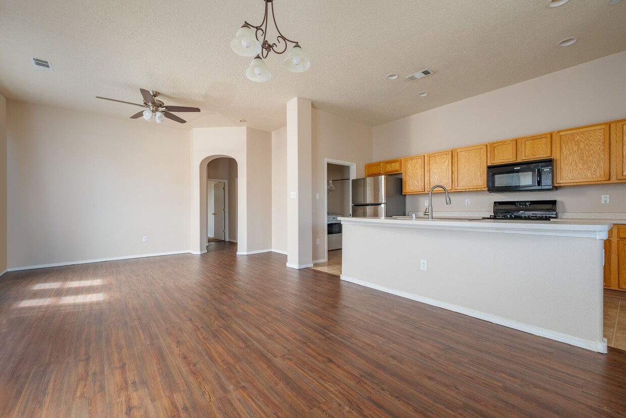 Foto principal - Sweet 2 Bedroom Condo Available Now!