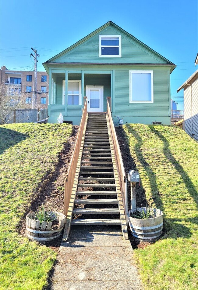 Building Photo - 2 Bed/1 Bath Home with Fenced Backyard in ...