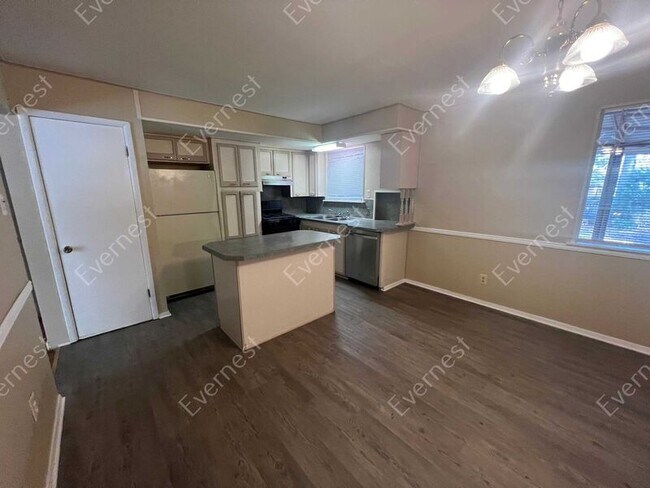 Building Photo - 401 Oak Ln