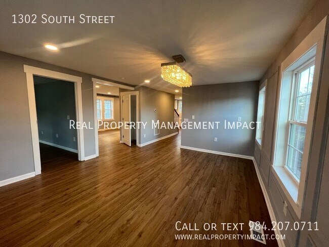 Building Photo - Fully Renovated 4 Bedroom 3 Bath Vintage H...