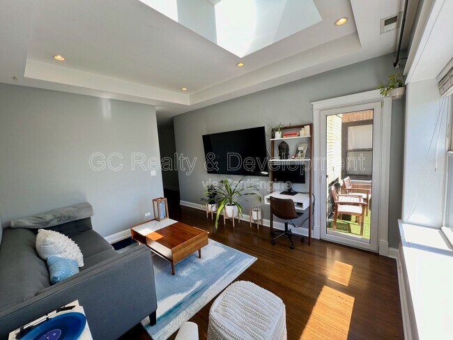 Foto del edificio - 2702 W Cortland St