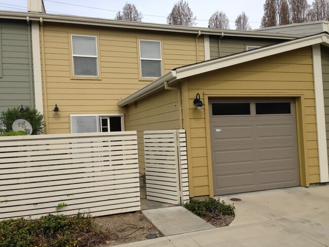 Building Photo - 3 Bed 2 Bath Condo For Rent