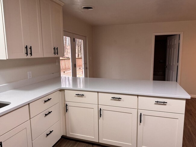 Foto del edificio - 225 Monks Rd