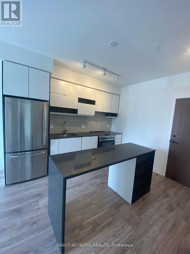 Photo du bâtiment - 4065 Confederation Pkwy