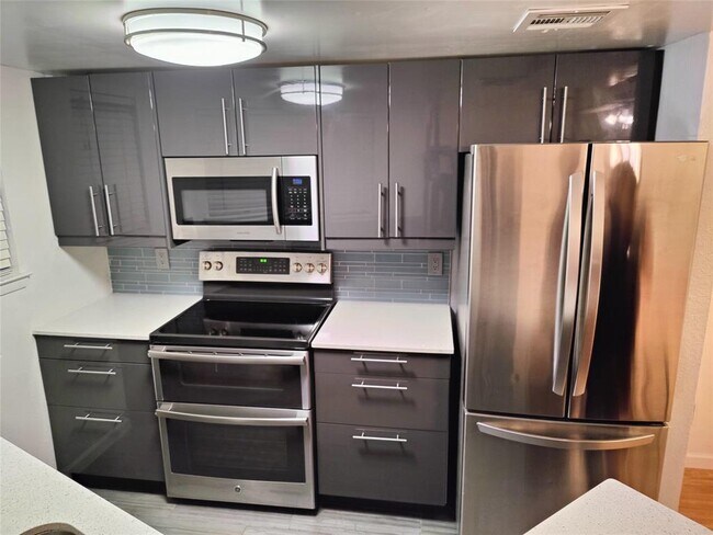 Foto del edificio - 2500 Burleson Rd