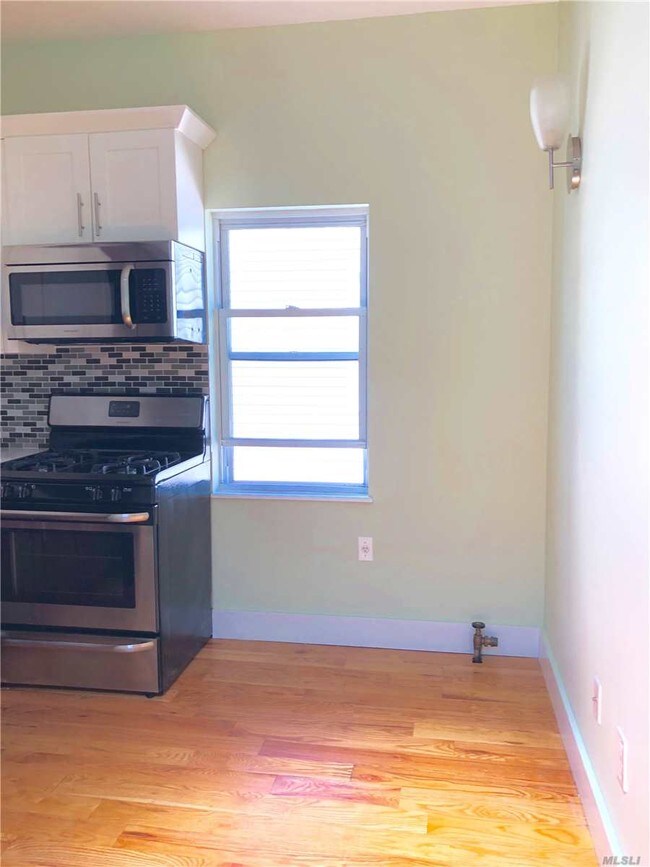 Foto del edificio - 64-34-64-60 60th Ave