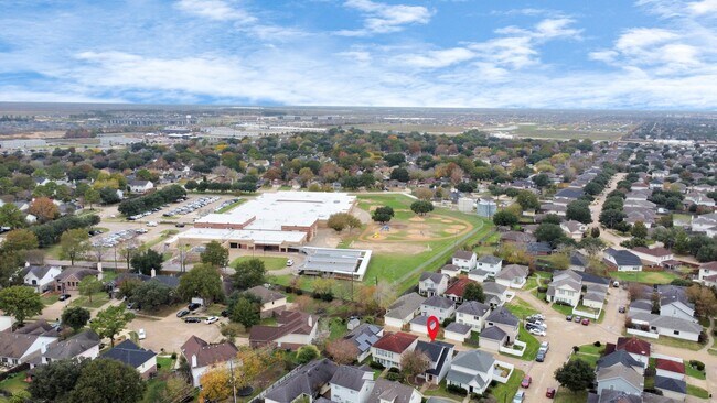 Foto del edificio - 6329 Settlers Square Ln